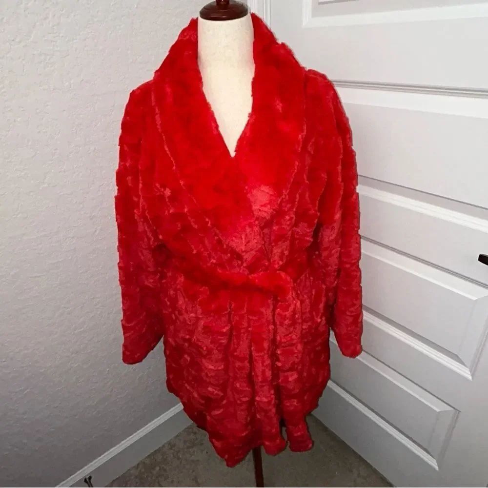 New, PINK Victoria’s Secret Jacquard Fuzzy Soft Short Robe